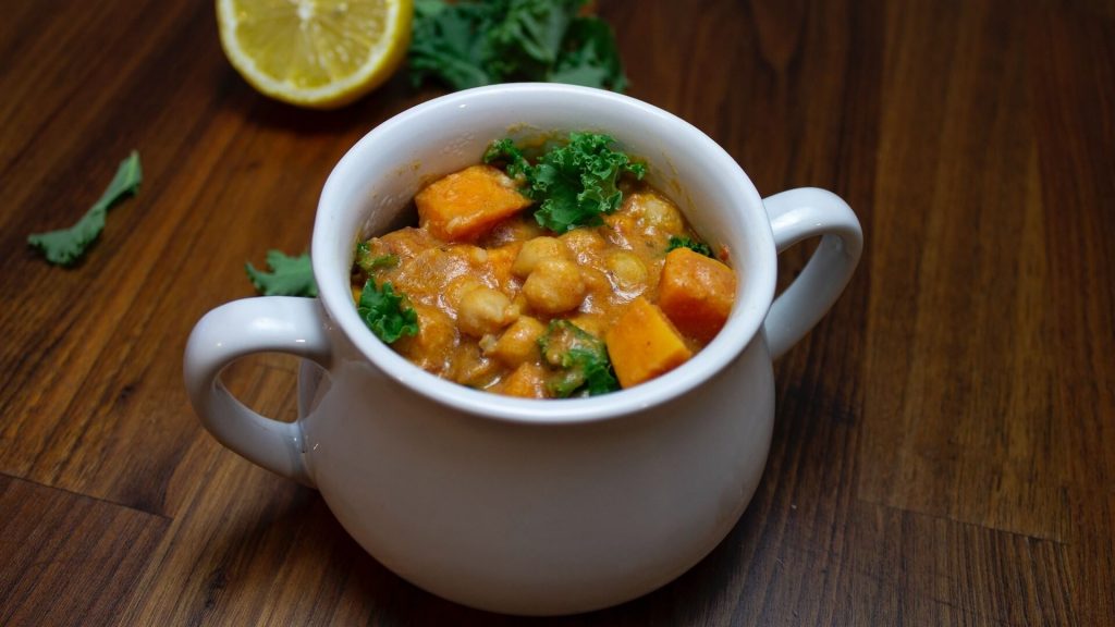 Um prato de curry saudável e aromático feito com grão-de-bico, servido com arroz ou naan.