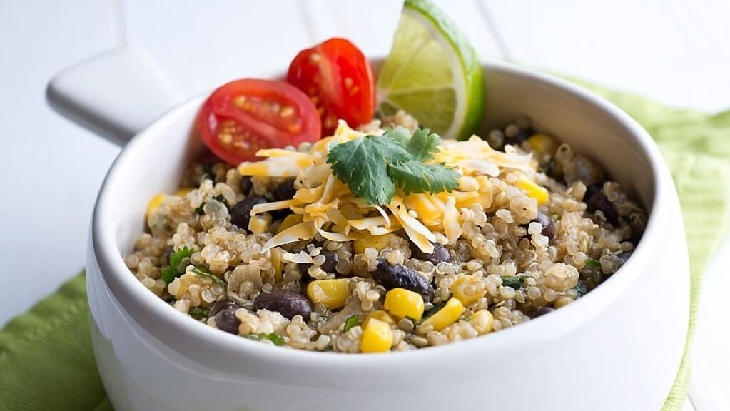 Um prato nutritivo que combina quinoa e feijão preto, oferecendo uma refeição repleta de proteínas e satisfatória.
