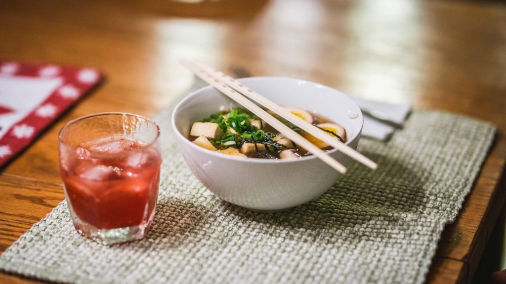 Uma reconfortante tigela de sopa de missô, um clássico japonês feito com pasta de soja fermentada e outros ingredientes.